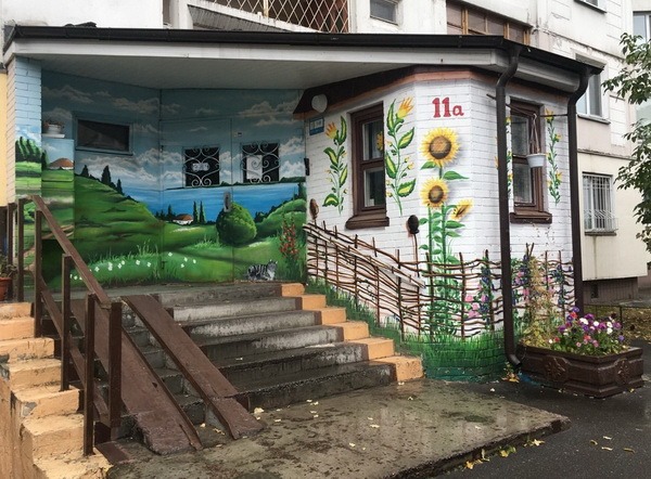 Гарно оформлений під'їзд житлового будинку