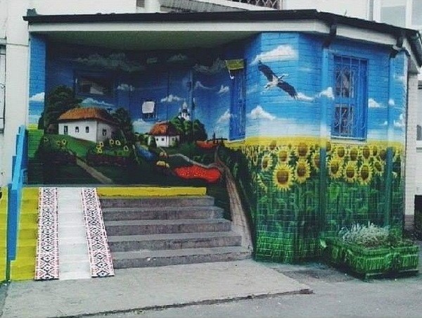 Файно розмальований під'їзд у Києві